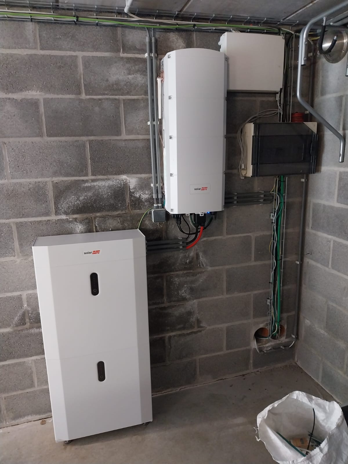Onduleur et batterie SolarEdge installés dans un garage