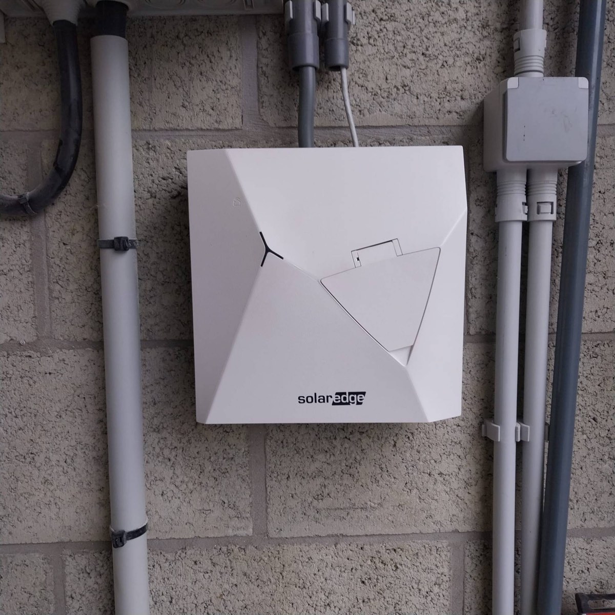 Borne de recharge SolarEdge fixée au mur d’un garage