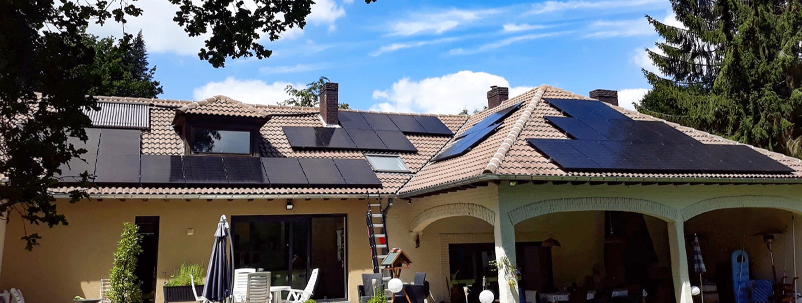 Maison avec des panneaux solaires répartis sur plusieurs pans de toiture